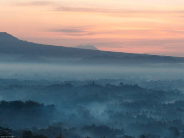 印度尼西亚Magelang婆罗浮屠岛Punthuk Setumbu的两座山的美丽日出图片下载