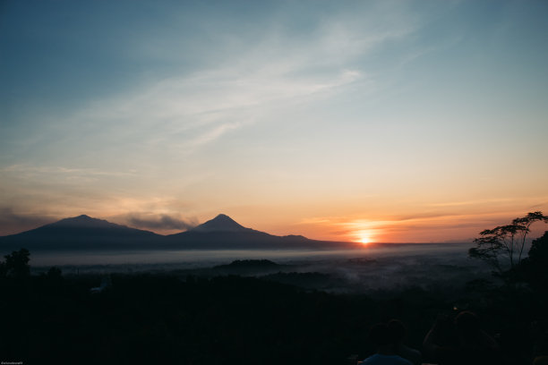 印度尼西亚Magelang婆罗浮屠岛Punthuk Setumbu的两座山的美丽日出图片下载