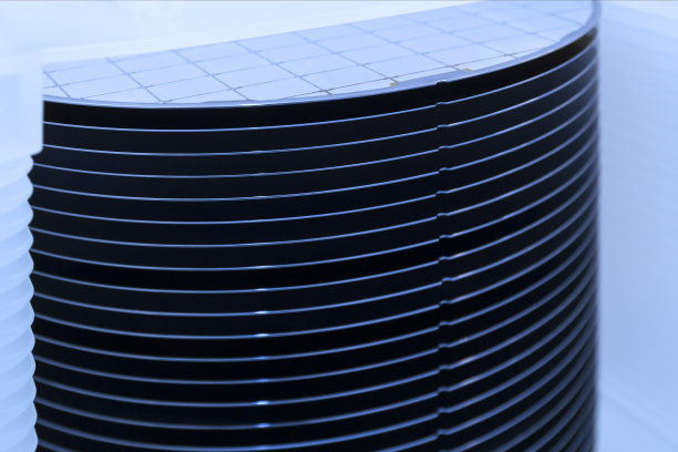 硅片检验。半导体铸造厂洁净室中包装在塑料储存箱中的一批硅片，准备用于微芯片生产。图片下载