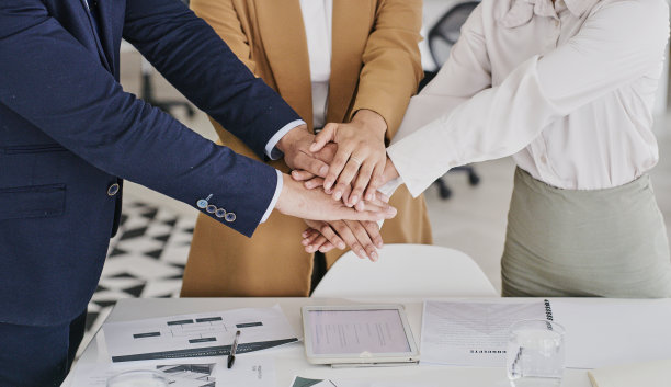 商务人士，手与团结为团队合作，共同协作或在办公室达成信任协议。一群员工为团队战略、计划或项目协调而努力图片下载