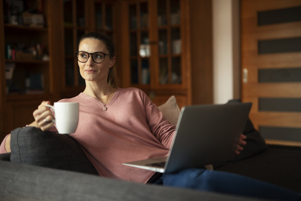 美丽的女人在客厅享受图片下载