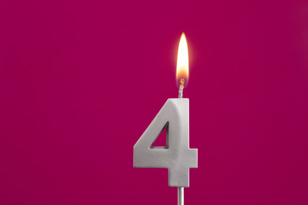 4 .罗丹明红背景的银周年纪念蜡烛图片下载