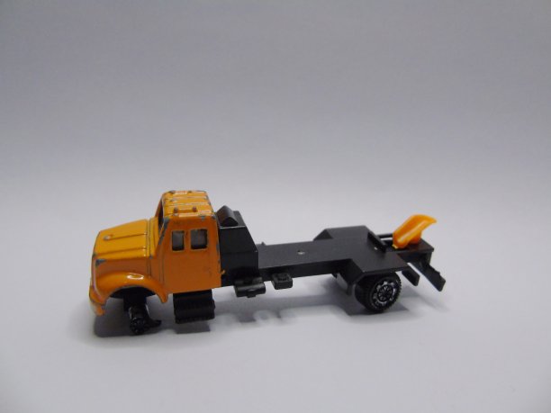 一张破轮胎玩具车的照片图片下载