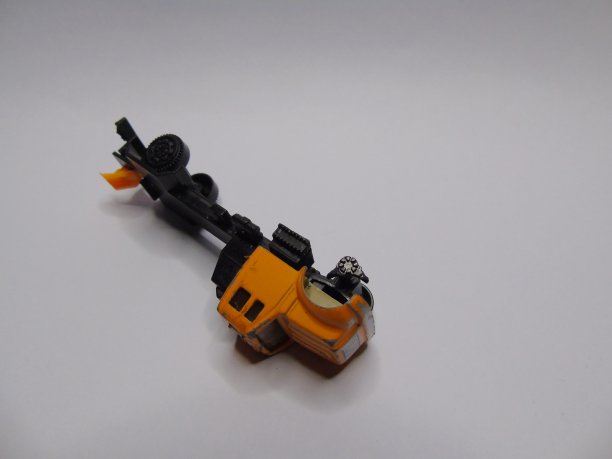 一张破轮胎玩具车的照片图片下载