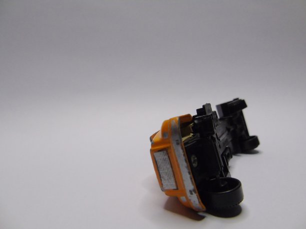 一张破轮胎玩具车的照片图片下载