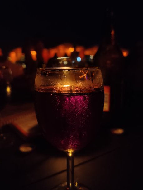 在海滩之夜喝杯酒图片下载