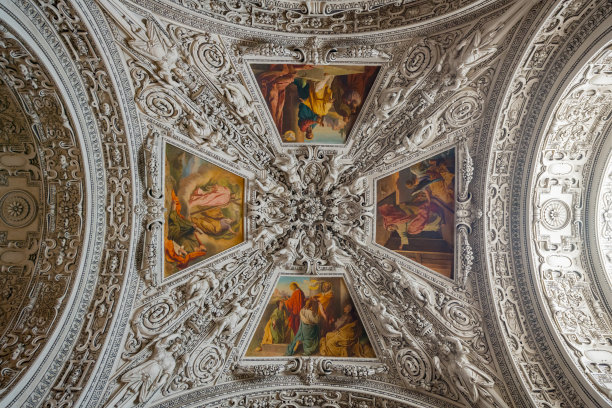 奥地利萨尔茨堡大教堂圆顶的彩绘天花板图片下载
