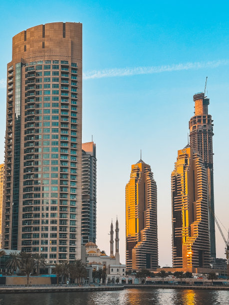 迪拜码头清真寺、海港和运河长廊日落景色图片下载