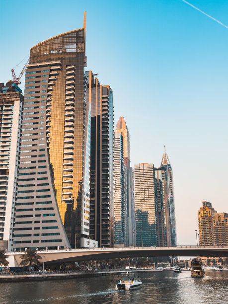 迪拜码头、港口、游轮和运河长廊日落景观，阿拉伯联合酋长国图片下载