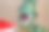 特写拍摄玩具恐龙与模糊的背景图片下载