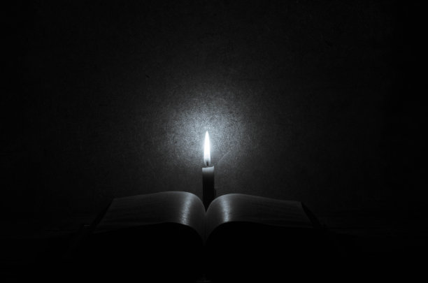 打开书，上面放一支点燃的蜡烛图片下载