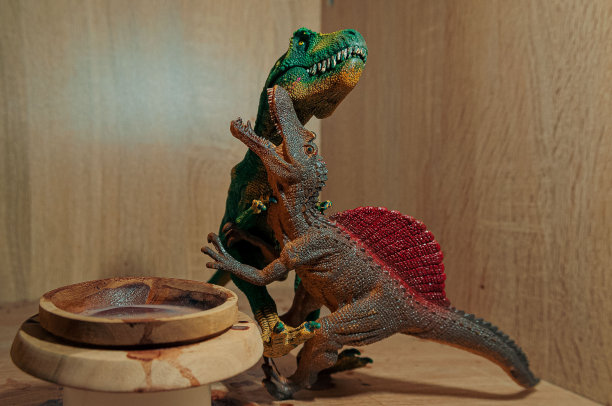 木制表面上的恐龙玩具，特写图片下载
