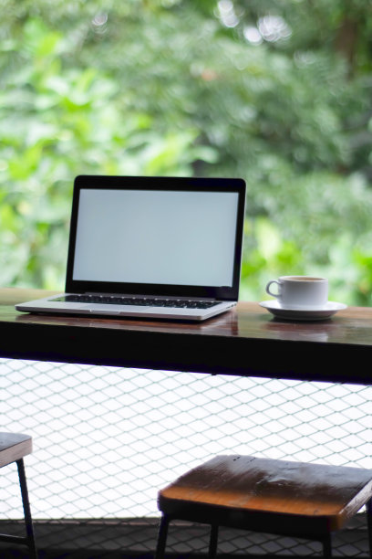 白色屏幕，咖啡的笔记本电脑图片下载