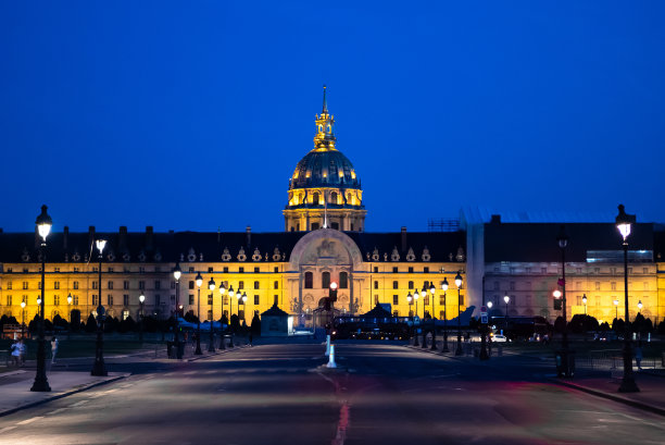 在法国巴黎，荣军院的夜晚被照亮的教堂圆顶图片下载