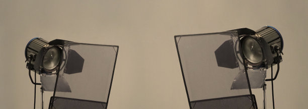 摄影棚中录像摄影机用的胶片灯。用作工作室照片拍摄灯。大LED射灯5000w，漫射或黑色面板，创造阳光般的光线，可以让白天或黄金时刻图片下载