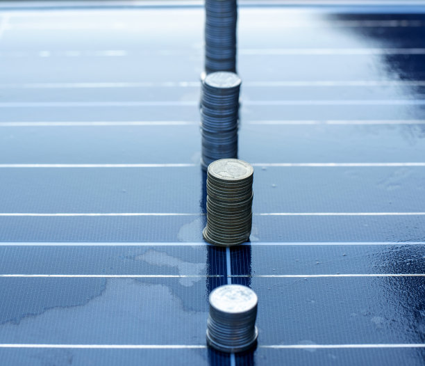 太阳能电池板上的银币电池有助于储存太阳能。然后将其用作家庭和建筑物的电力，降低成本并保护环境。有助于减少全球变暖的技术。图片下载