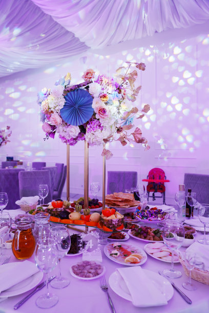 用架子上的花束装饰餐桌图片下载