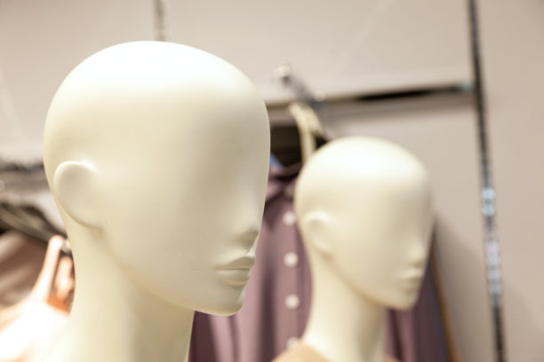 商店里的白色头部人体模型。图片下载