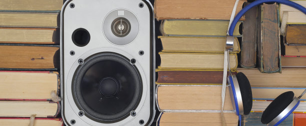 有声书的概念，一堆书，老式耳机和扬声器图片下载