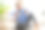 微笑的阿拉伯男子在家使用手机和信用卡图片下载