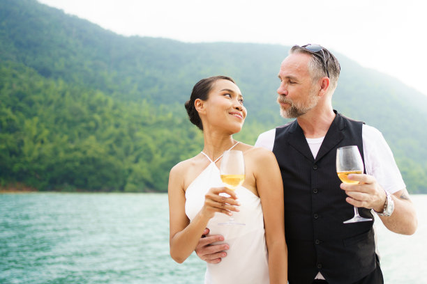 新婚夫妇站在游艇上。图片下载