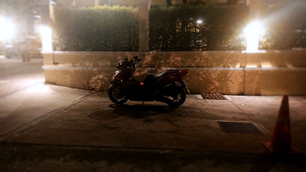 夜间停车场的摩托车图片下载