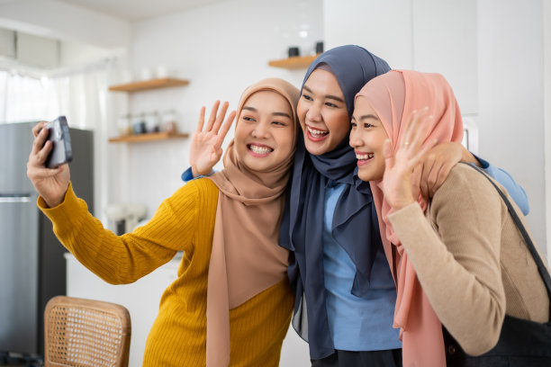 年轻的亚洲穆斯林女性朋友戴头巾的时尚概念。美丽的照片。化妆品。皮肤护理。身体保健。图片下载