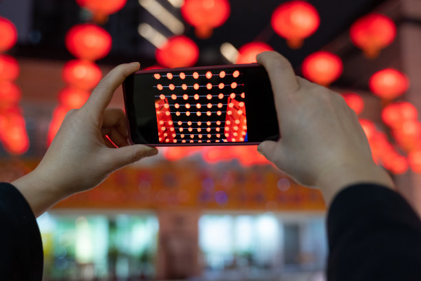 描述 *
A woman took photos with her mobile phone at night图片下载