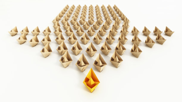 黄色的纸船带领着船队形成箭头的形状。选择和决定的概念。图片下载