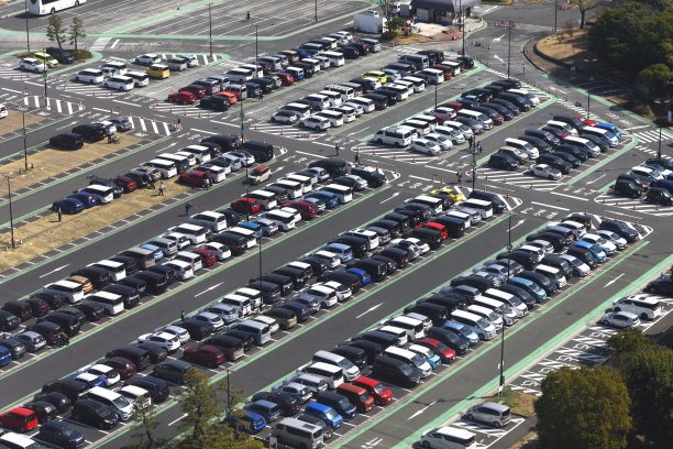 停车场里停着许多汽车图片下载