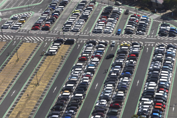 停车场里停着许多汽车图片下载