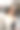 迷人的黑发女子在春天的街头摆拍，她穿着时尚的米色外套，上衣上有剃须刀和太阳镜图片下载