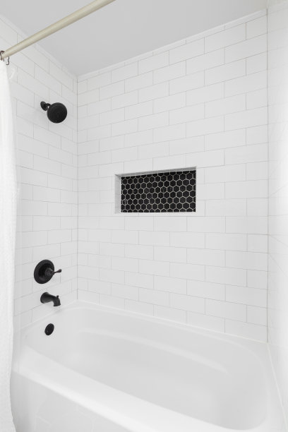 白色地铁和黑色六边形瓷砖的淋浴间。图片下载