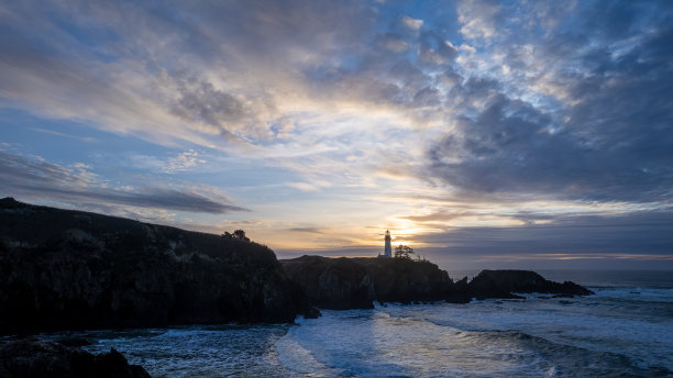 无人机航拍亚奎纳头灯塔纽波特俄勒冈海岸日落照片图片下载