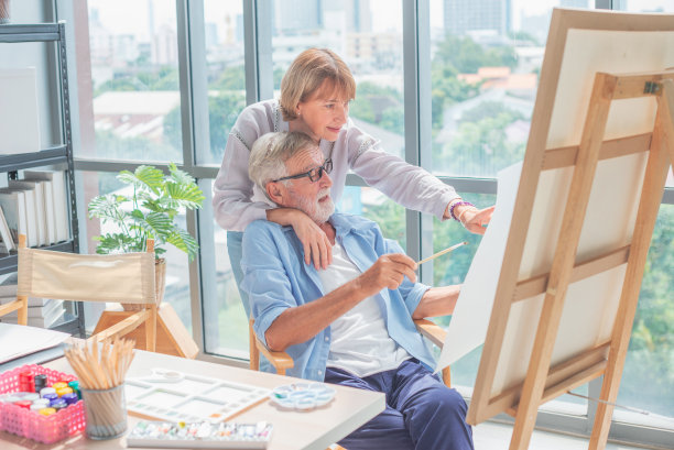 艺术学校。创造力和人的观念。幸福的夫妇年长女艺术家与画架和铅笔画在工作室图片下载
