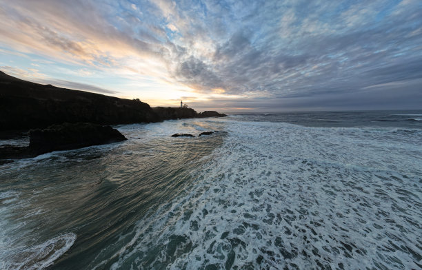 无人机航拍亚奎纳头灯塔纽波特俄勒冈海岸日落照片图片下载