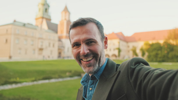 近景，在旧城背景下用手机进行视频通话图片下载