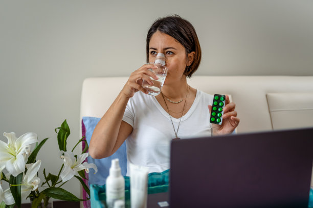 年轻女子通过视频电话与她的医生进行在线咨询图片下载