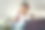 年轻女子通过视频电话与她的医生进行在线咨询图片下载