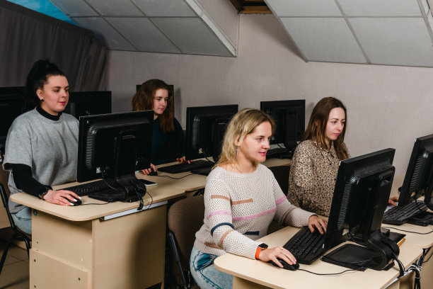 女孩们在计算机课上学习photoshop图片下载