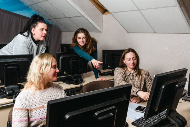 女孩们在计算机课上学习photoshop图片下载