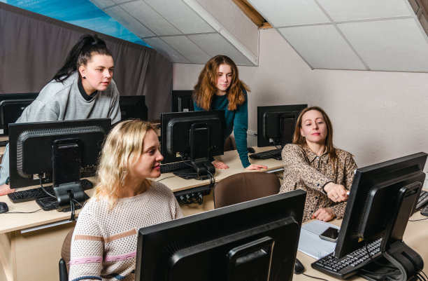 女孩们在计算机课上学习photoshop图片下载