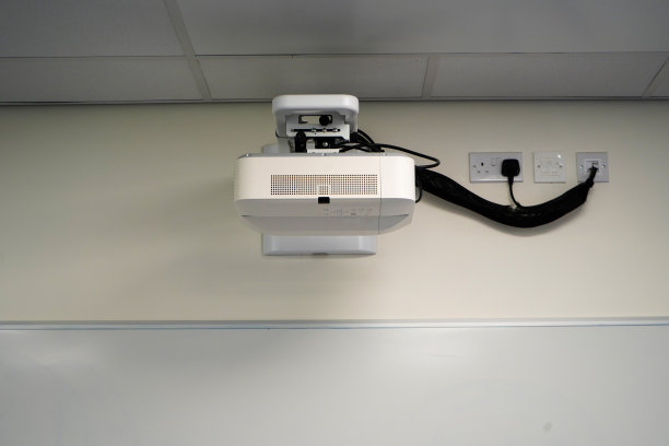 墙壁安装投影仪和白板在教室图片下载