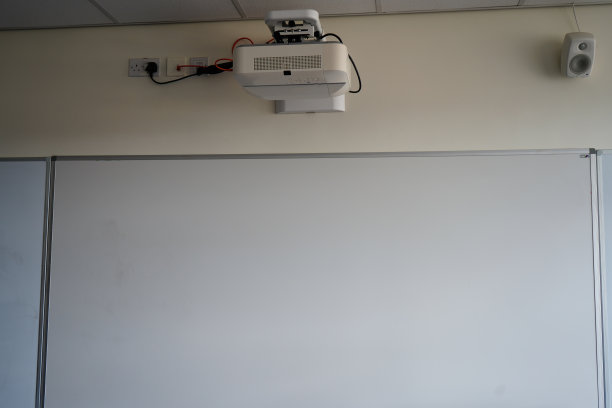 墙壁安装投影仪和白板在教室图片下载
