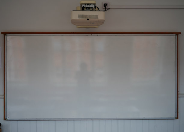 墙壁安装投影仪和白板在教室图片下载