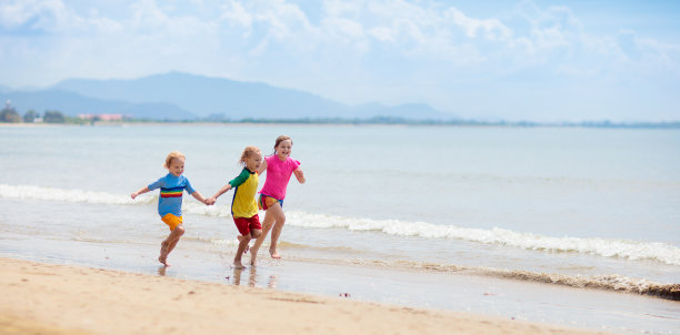 孩子们在海滩上玩耍。孩子们在海上玩耍。图片下载