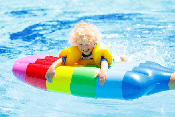 游泳池里的小孩。孩子们游泳。水玩。图片下载