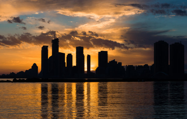 多伦多市中心的摩天大楼和惊人的色彩日落天空的城市景观图片下载