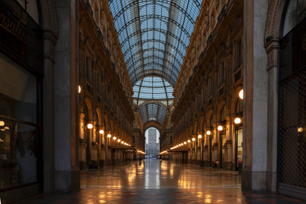 意大利米兰，维克多·伊曼纽尔二世画廊的玻璃圆顶图片下载