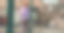 一个小女孩在公园里玩。公园家庭社交的概念。一个女孩在荡秋千，玩创意游戏图片下载